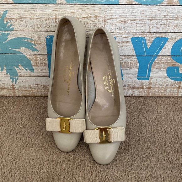 Salvatore Ferragamo bow shoes size 6 - Picture 2 of 5